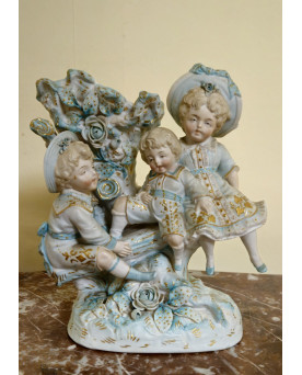 Le village de 58 brocanteurs - Sujet ancien en porcelaine – Groupe d’enfants – vase décoratif –