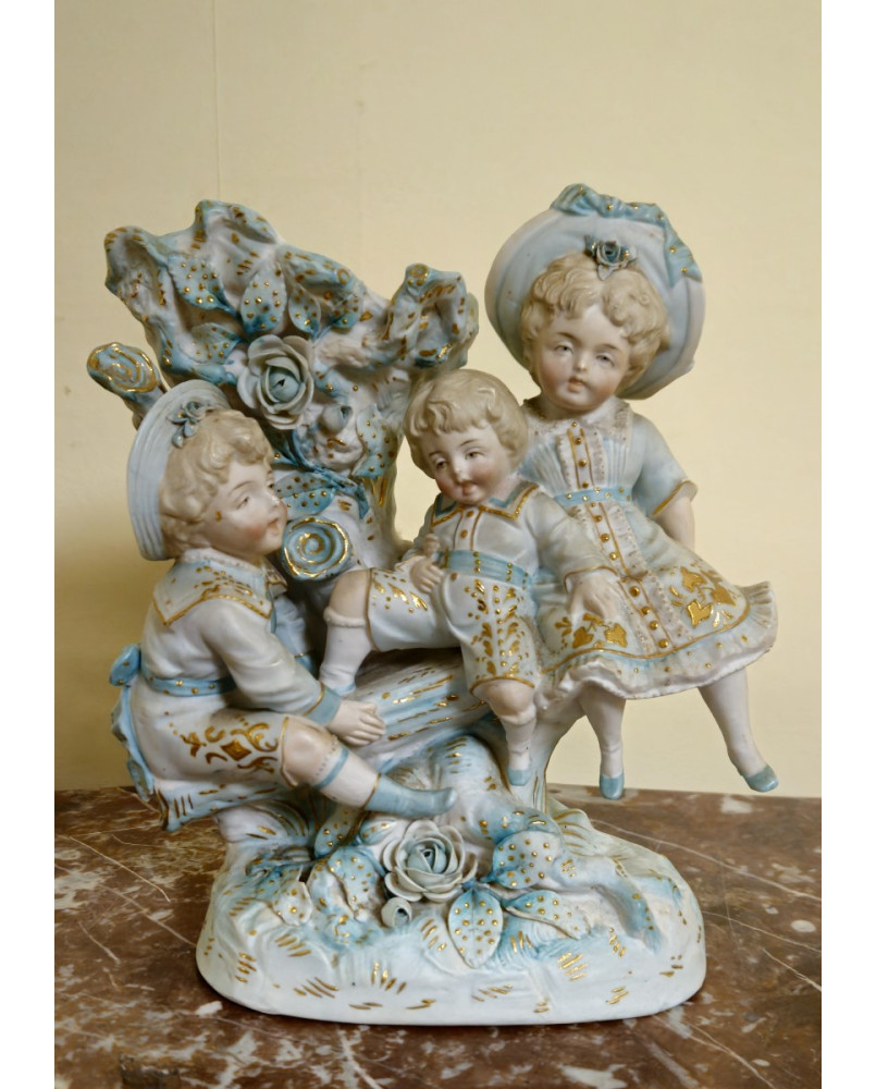 Le village de 58 brocanteurs - Sujet ancien en porcelaine – Groupe d’enfants – vase décoratif –
