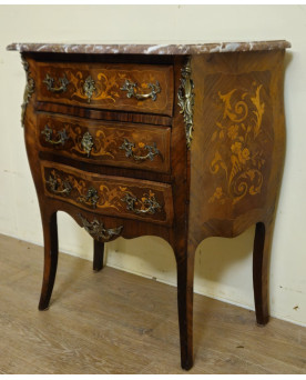 Le village de 58 brocanteurs - Commode sauteuse style Louis XV marquetée – 3 tiroirs – Plateau marbre – Bronze doré - XIXeme