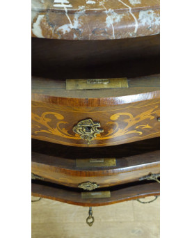 Le village de 58 brocanteurs - Commode sauteuse style Louis XV marquetée – 3 tiroirs – Plateau marbre – Bronze doré - XIXeme