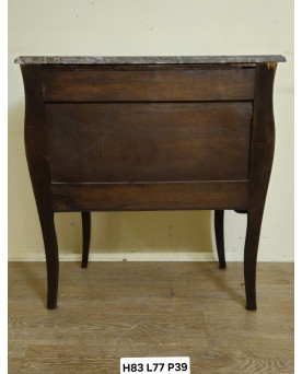 Le village de 58 brocanteurs - Commode sauteuse style Louis XV marquetée – 3 tiroirs – Plateau marbre – Bronze doré - XIXeme