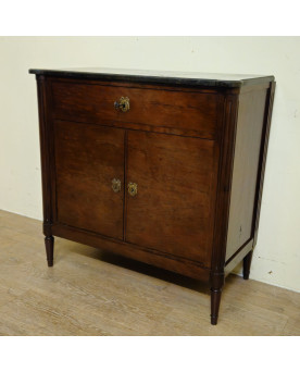 Le village de 58 brocanteurs - Buffet / commode a portes / meuble d’appoint style Louis XVI en acajou –