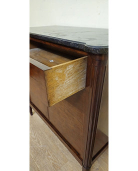 Le village de 58 brocanteurs - Buffet / commode a portes / meuble d’appoint style Louis XVI en acajou –