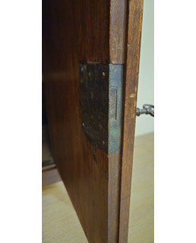 Le village de 58 brocanteurs - Buffet / commode a portes / meuble d’appoint style Louis XVI en acajou –