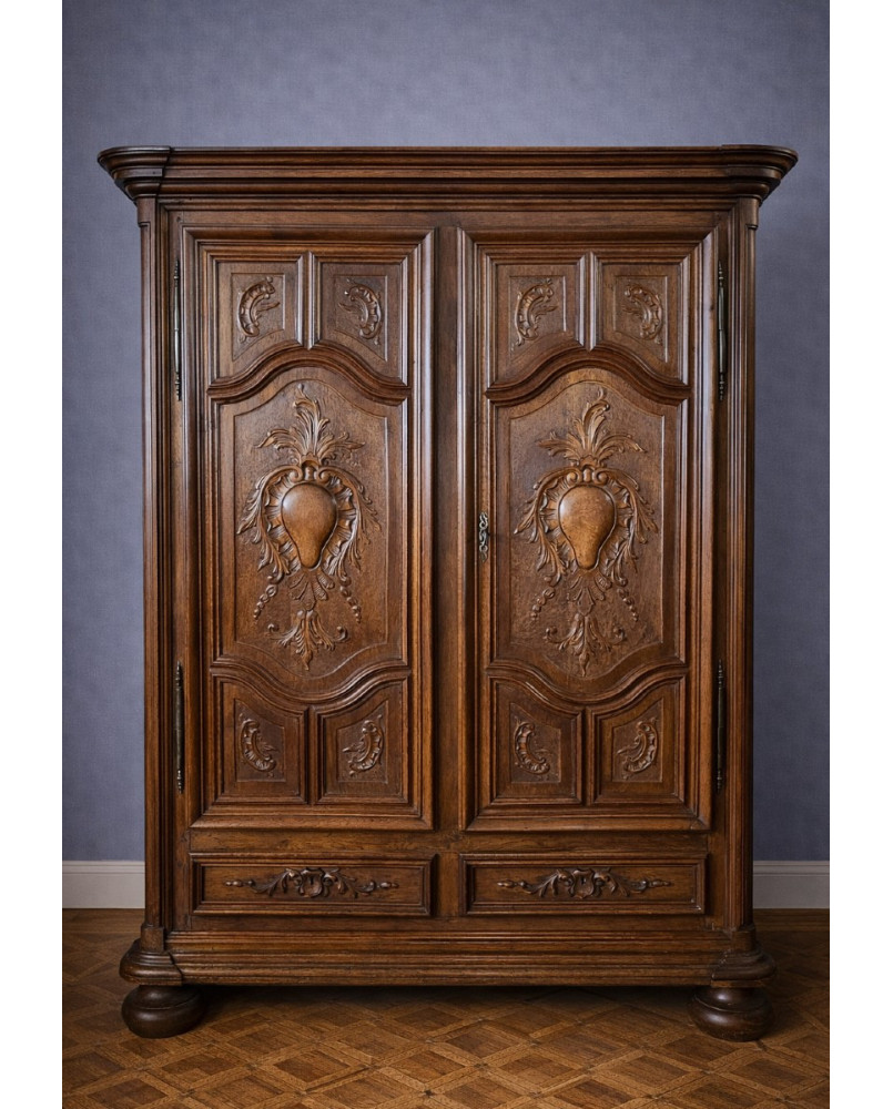 Le village de 58 brocanteurs - Armoire ancienne en Noyer massif sculpté – époque Louis XIII -