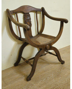 Le village de 58 brocanteurs - Fauteuil curule de style Art Nouveau / en noyer sculpté – Assise cannée