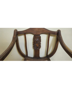 Le village de 58 brocanteurs - Fauteuil curule de style Art Nouveau / en noyer sculpté – Assise cannée