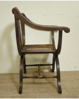 Le village de 58 brocanteurs - Fauteuil curule de style Art Nouveau / en noyer sculpté – Assise cannée