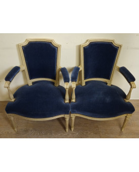 Le village de 58 brocanteurs - Paire de fauteuils de style Louis XVI – Velours bleu & bois laqué crème