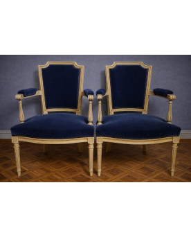 Le village de 58 brocanteurs - Paire de fauteuils de style Louis XVI – Velours bleu & bois laqué crème