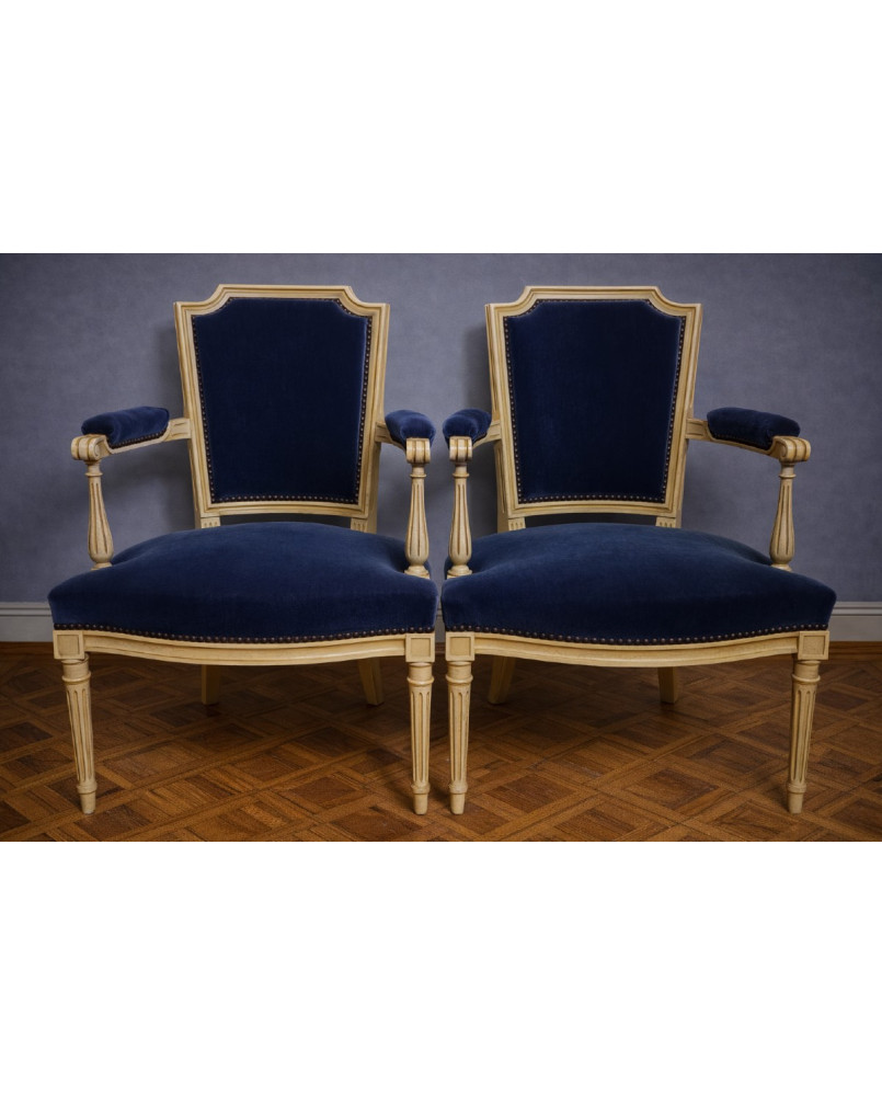 Le village de 58 brocanteurs - Paire de fauteuils de style Louis XVI – Velours bleu & bois laqué crème