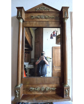 Le village de 58 brocanteurs - Grand miroir de style Empire / Restauration en acajou et bronzes dorés