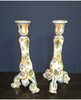 Le village de 58 brocanteurs - Paire de grands bougeoirs en faïence polychrome – Décor floral – H 34 cm