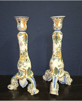 Le village de 58 brocanteurs - Paire de grands bougeoirs en faïence polychrome – Décor floral – H 34 cm