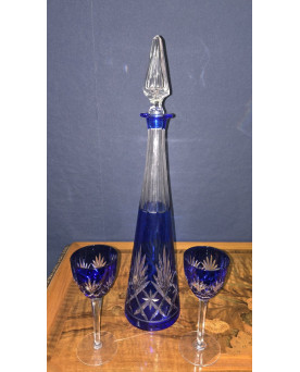 Le village de 58 brocanteurs - Service en cristal doublé bleu cobalt, composé d’une carafe et de deux verres assortis