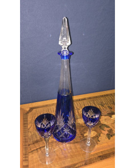 Le village de 58 brocanteurs - Service en cristal doublé bleu cobalt, composé d’une carafe et de deux verres assortis