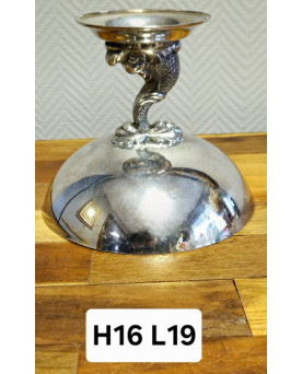 Le village de 58 brocanteurs - Coupe sur pied en métal argenté – Décor dauphin – MENESÉS Spain –