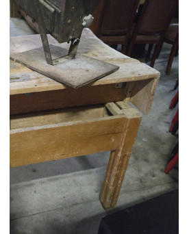 Le village de 58 brocanteurs - Huilier – Billot de boucher double en bois debout / table a découpe