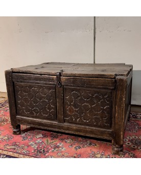 Le village de 58 brocanteurs - Asie XVIIIème : coffre en bois sculpté