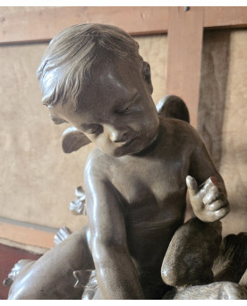 Le village de 58 brocanteurs - Grande sculpture ancienne en régule – Putto à la colombe – Signée Pigalle