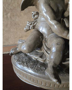 Le village de 58 brocanteurs - Grande sculpture ancienne en régule – Putto à la colombe – Signée Pigalle