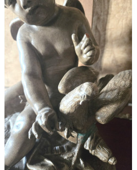 Le village de 58 brocanteurs - Grande sculpture ancienne en régule – Putto à la colombe – Signée Pigalle