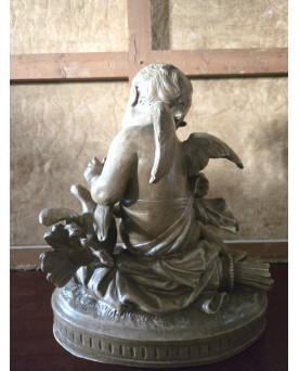 Le village de 58 brocanteurs - Grande sculpture ancienne en régule – Putto à la colombe – Signée Pigalle