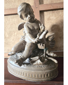 Le village de 58 brocanteurs - Grande sculpture ancienne en régule – Putto à la colombe – Signée Pigalle