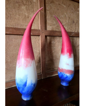 Le village de 58 brocanteurs - Paire de grands vases cornet a fixer en verre soufflé – Décor tricolore – L 56 cm