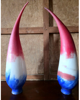 Le village de 58 brocanteurs - Paire de grands vases cornet a fixer en verre soufflé – Décor tricolore – L 56 cm
