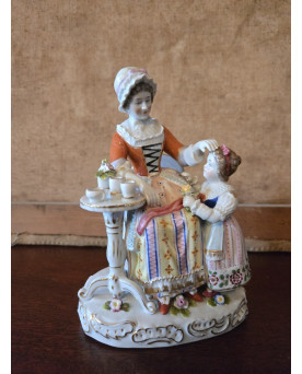 Le village de 58 brocanteurs - Lot de 2 groupes en porcelaine – Scènes galantes et scène familiale - XXeme