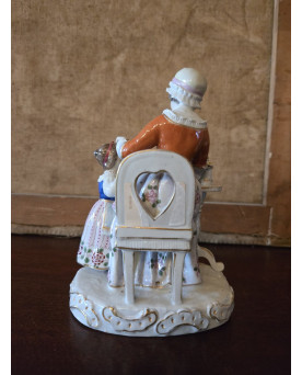 Le village de 58 brocanteurs - Lot de 2 groupes en porcelaine – Scènes galantes et scène familiale - XXeme