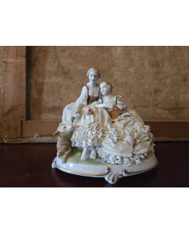 Le village de 58 brocanteurs - Lot de 2 groupes en porcelaine – Scènes galantes et scène familiale - XXeme