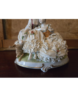 Le village de 58 brocanteurs - Lot de 2 groupes en porcelaine – Scènes galantes et scène familiale - XXeme