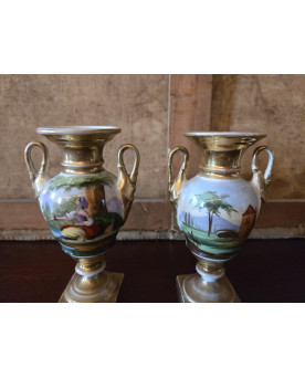 Le village de 58 brocanteurs - Paire de vases Empire en porcelaine polychrome et dorée – Décor de scènes champêtres