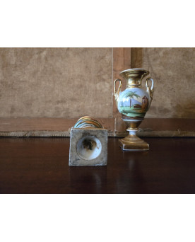 Le village de 58 brocanteurs - Paire de vases Empire en porcelaine polychrome et dorée – Décor de scènes champêtres