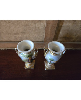 Le village de 58 brocanteurs - Paire de vases Empire en porcelaine polychrome et dorée – Décor de scènes champêtres