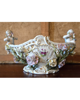 Le village de 58 brocanteurs - Coupe ajourée en porcelaine à décor floral et angelots – Style Rococo