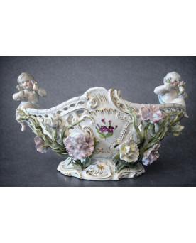 Le village de 58 brocanteurs - Coupe ajourée en porcelaine à décor floral et angelots – Style Rococo