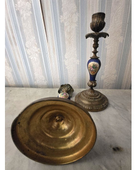 Le village de 58 brocanteurs - Paire de bougeoirs anciens en laiton, bronze et porcelaine de Sevres – Décor floral –