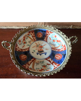 Le village de 58 brocanteurs - Grand plat en porcelaine polychrome monté bronze – Décor floral et fruits