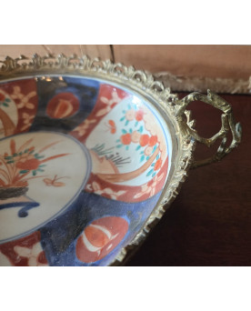 Le village de 58 brocanteurs - Grand plat en porcelaine polychrome monté bronze – Décor floral et fruits