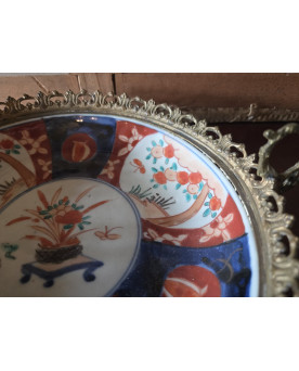 Le village de 58 brocanteurs - Grand plat en porcelaine polychrome monté bronze – Décor floral et fruits