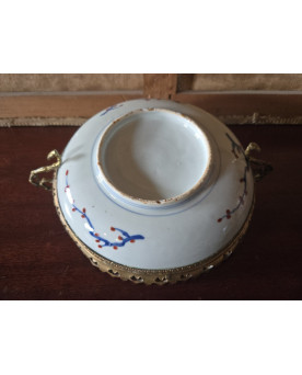 Le village de 58 brocanteurs - Grand plat en porcelaine polychrome monté bronze – Décor floral et fruits