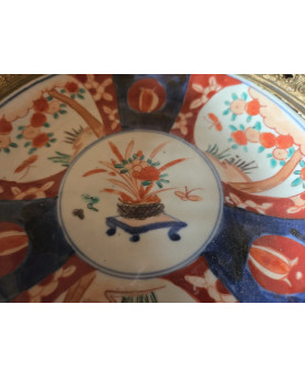 Le village de 58 brocanteurs - Grand plat en porcelaine polychrome monté bronze – Décor floral et fruits