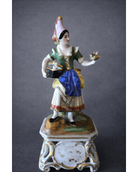 Le village de 58 brocanteurs - Statuette ancienne en porcelaine polychrome – Jeune femme en costume régional – H 21 cm