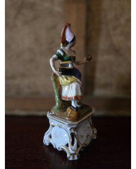 Le village de 58 brocanteurs - Statuette ancienne en porcelaine polychrome – Jeune femme en costume régional – H 21 cm