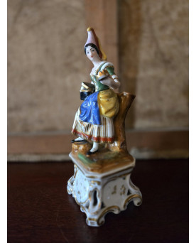 Le village de 58 brocanteurs - Statuette ancienne en porcelaine polychrome – Jeune femme en costume régional – H 21 cm