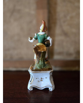 Le village de 58 brocanteurs - Statuette ancienne en porcelaine polychrome – Jeune femme en costume régional – H 21 cm