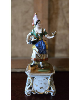 Le village de 58 brocanteurs - Statuette ancienne en porcelaine polychrome – Jeune femme en costume régional – H 21 cm